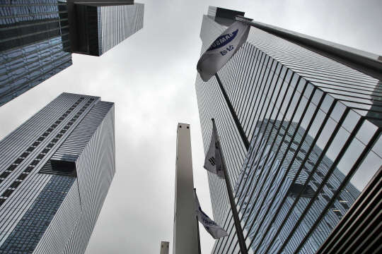 1일 한국거래소와 한국상장사협의회가 유가증권시장 12월 결산법인 496곳의 2014회계연도 연결재무제표 기준 실적을 분석한 결과 매출액은 1천821조원으로 전년보다 0.43% 감소했다. 매출액이 전년보다 감소한 것은 글로벌 금융위기 직후인 2009년 이후 5년 만이다. 영업이익과 순이익도 큰 폭으로 감소했으며 이는 큰 비중을 차지하는 삼성전자의 실적이 악화된 영향이 컸던 것으로 나타났다. 삼성전자를 제외하면 상장사들의 매출액과 순이익은 증가했다.